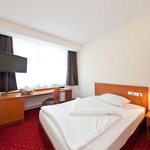 Single Room Queen Bed